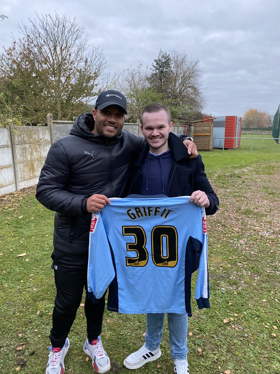 SouthamptonFCFR's tweet photo. Joyeux anniversaire à notre ex-Saints Léandre Griffit @elgdix ! Celui qui a porté nos couleurs entre 2003 et 2005 a toujours été d’un grand soutien pour cette page et est toujours à 100% derrière le club. Un honneur de le considérer comme un véritable ami 🙏🏻😇 https://t.co/HoQMiOwp6C
