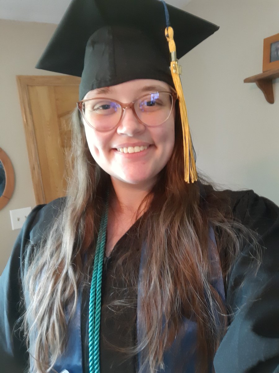 ninjaamber13's tweet photo. I graduated today from @AugustanaSD and am now an #AugieGrad ! 🎓Cat not included https://t.co/k718qz774z