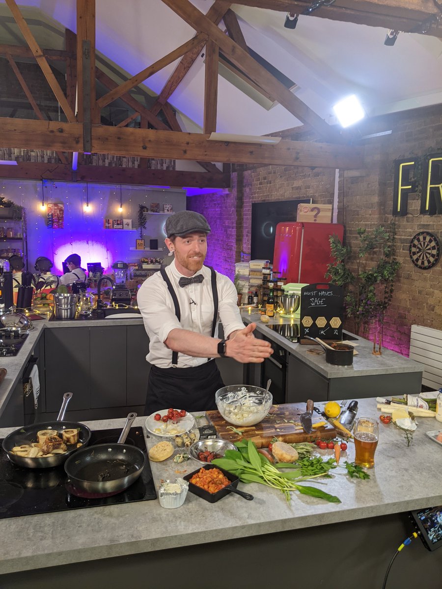 #piolive tonight <a href="/sortedfood/">Sorted Food</a> ... Never knew <a href="/jamesalcurrie/">James Currie</a> was this messy 😂.