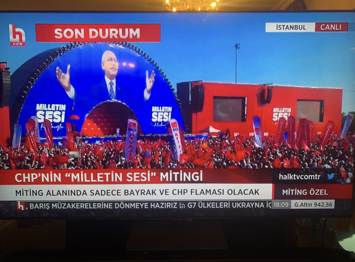 Solda:Akparti Gençlik Şöleni
Sağda:Chp Mitingi

Atatürk'ü kim unutuyor, kim sahipleniyor?
Bu iki resim üzerine kitap yazılır.. Yazılmalı