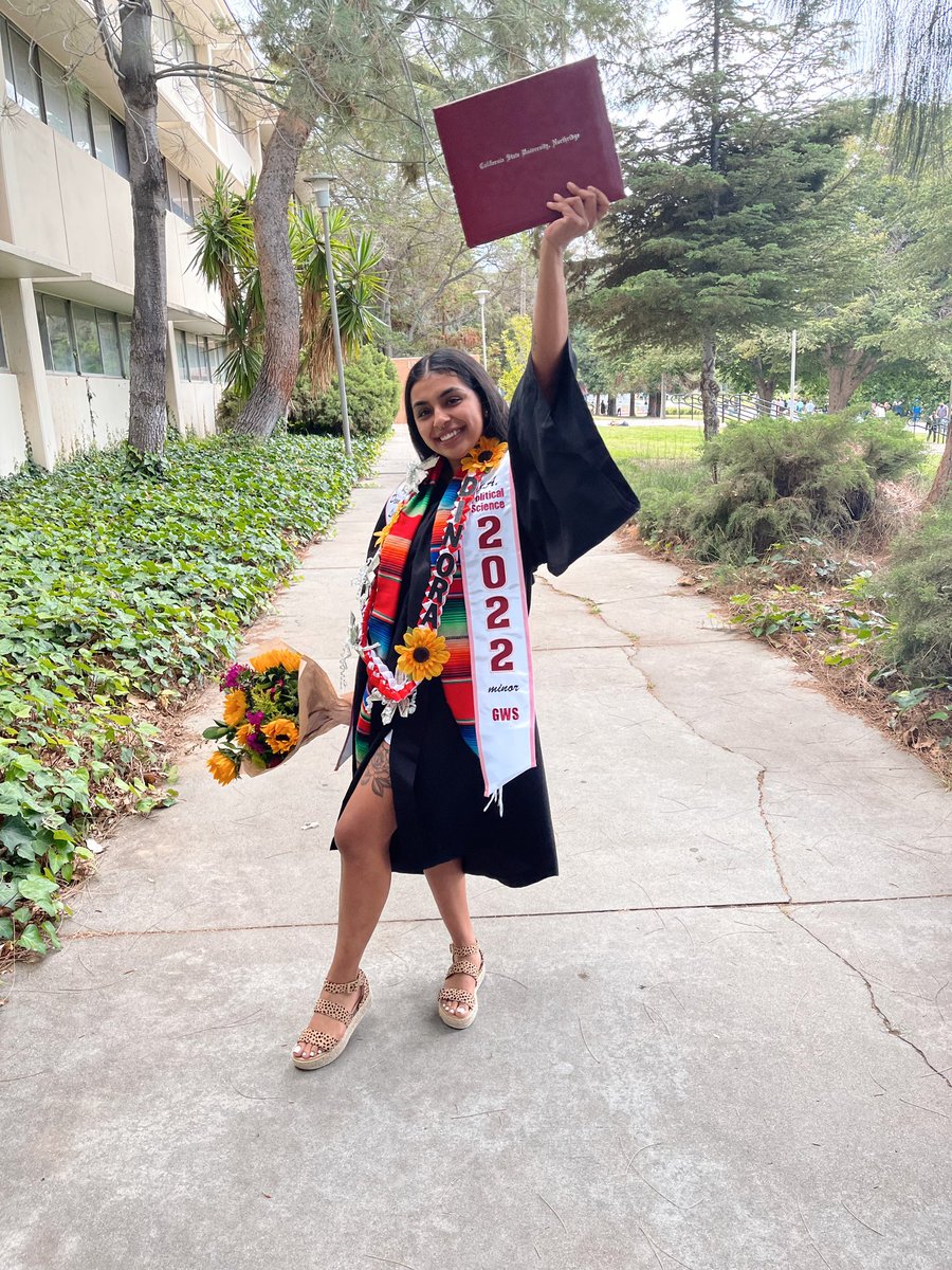 dynooxx's tweet photo. Bachelors in political science and had a job lined up for me after graduation… real hot girl shit 😌📚🎓💅🏽 https://t.co/WvRybuxPjT