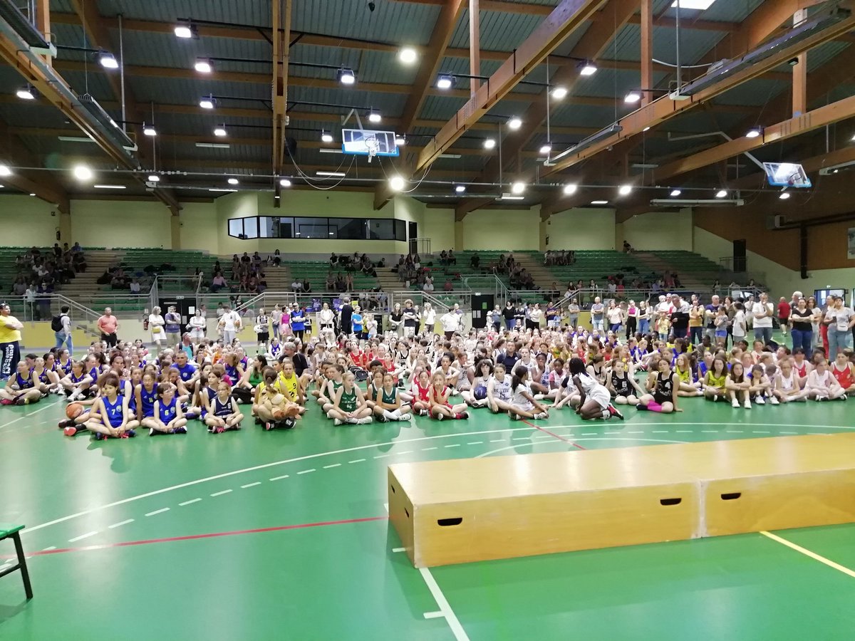 denissf53's tweet photo. Ce week-end.  Tournoi 100 pattes Basket  @saintberthevin 114 équipes sur 2 jours Une centaine de bénévoles. Félicitations aux dirigeants #USSB https://t.co/CmOOpJizfs