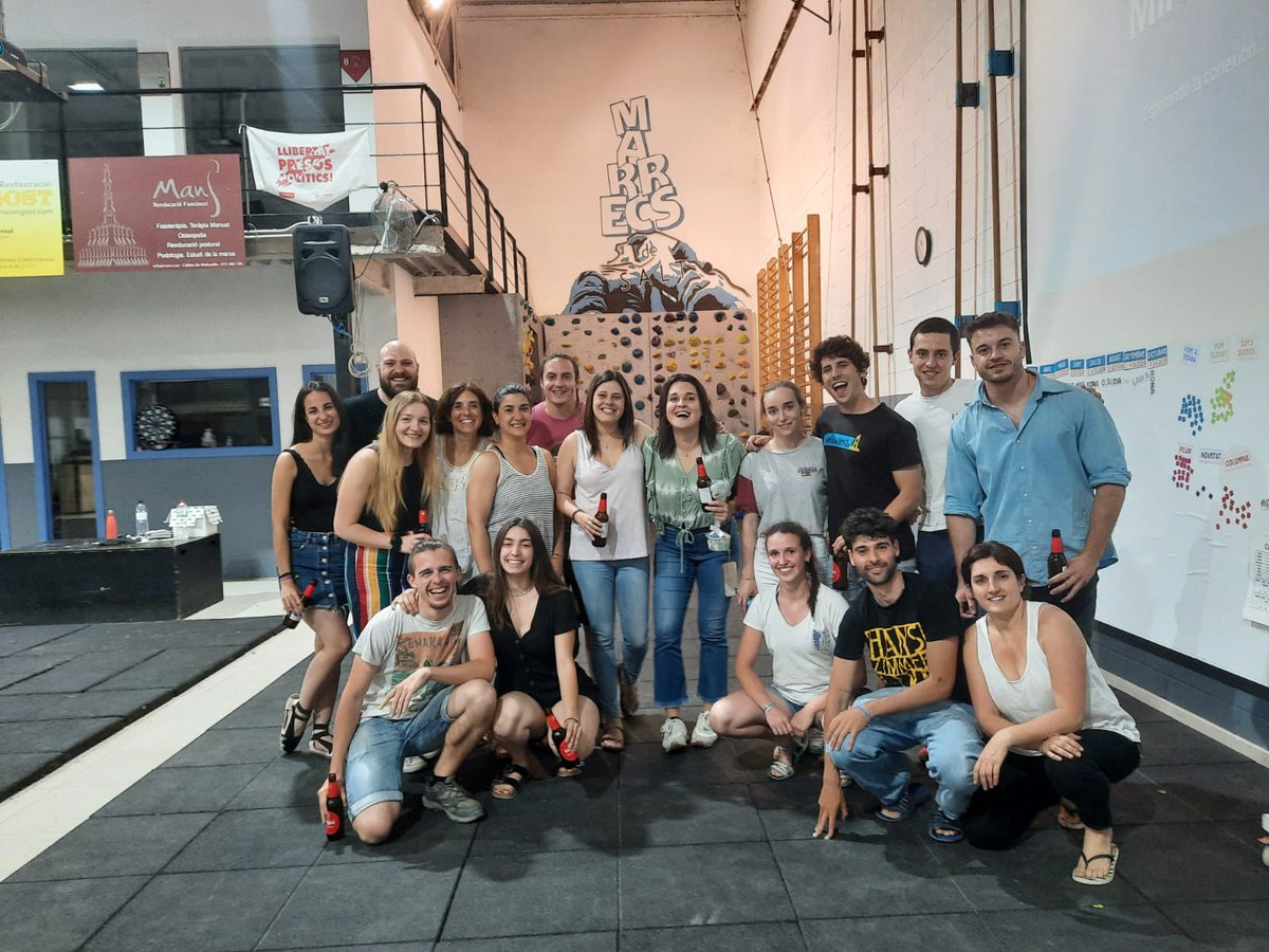 Marrecs's tweet photo. La família creix! Ahir vam fer la presentació de la primera "fornada" de novells d'enguany, amb l'apadrinament i el tradicional Kahoot de benvinguda. Per molts anys en Blau Ter!
#castellers https://t.co/4cowlktTMZ