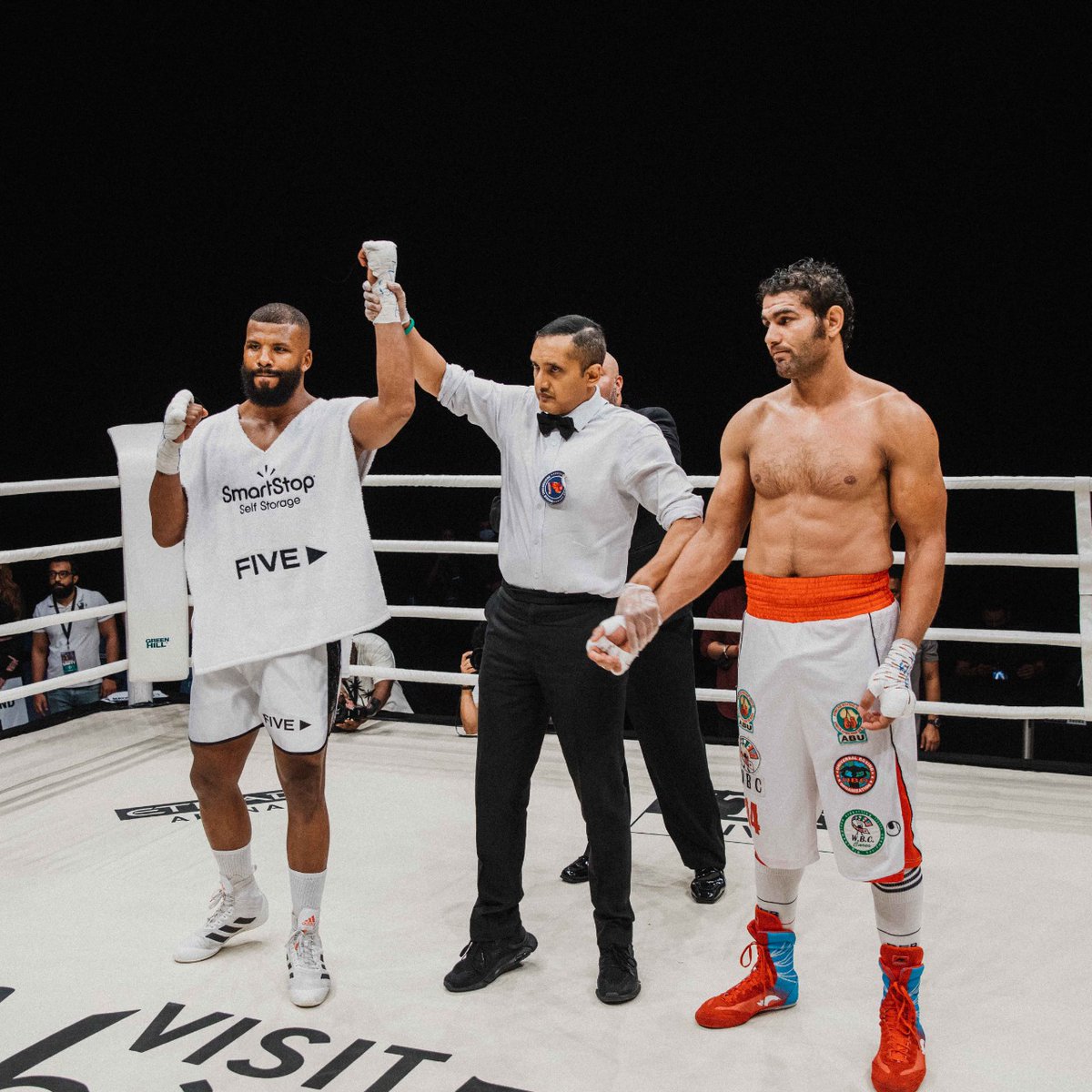 Frontrow_io's tweet photo. First winner of the night @BadouJack by TKO in the first round! 🥊
https://t.co/hqzlaWCnsS https://t.co/SydKyEtYKF