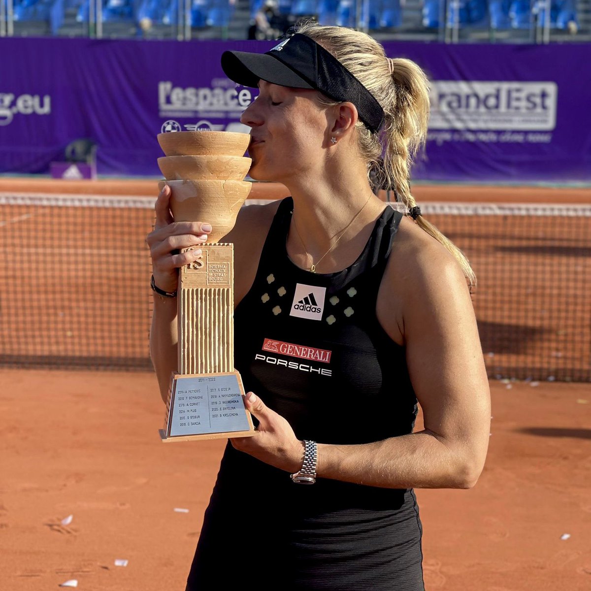 AngeliqueKerber's tweet photo. Never giving up…  it’s all worth it 🏆😍💪🏼  #TeamAngie https://t.co/si4LGu5DU3