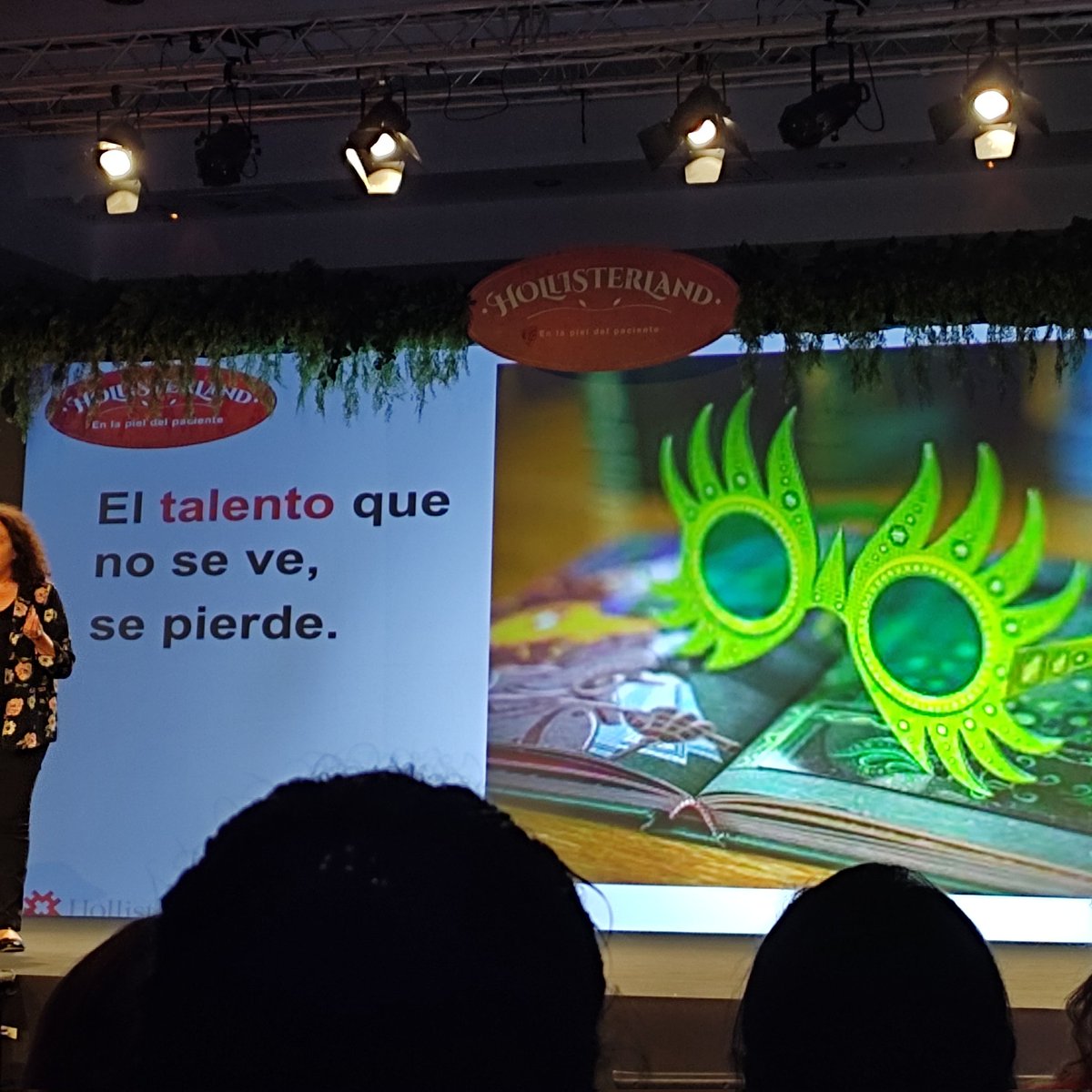 CristinaVidal70's tweet photo. Gracias a #proyectoGesto #Hollister las Enfermeras estomaterapeutas seguimos creciendo en conocimientos.Presentación de Manual de buenas prácticas de Humanización de las Consultas de Ostomia. https://t.co/7iGKzoKgvP