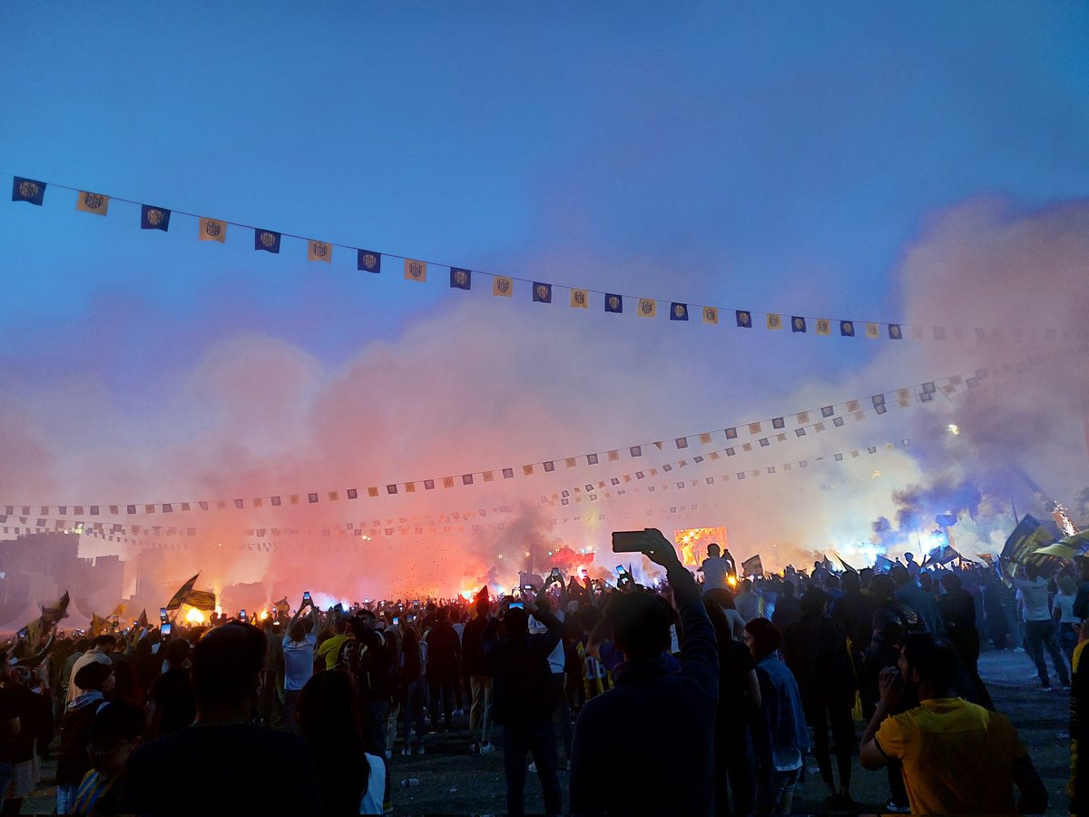 Şampiyonluk kutlamalarımızdan...

Şimdi yeni zaferler için harekete geçme zamanı. Şimdi yeni şampiyonluklar zamanı.

Haydi #Ankaragücü 💛💙🏆
📷 <a href="/orhan_sal/">Orhan Sal</a>