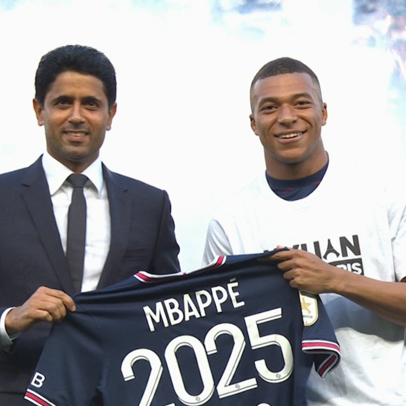 RMCsport's tweet photo. 🚨 OFFICIEL : Kylian Mbappé prolonge avec le PSG jusqu'en 2025 !