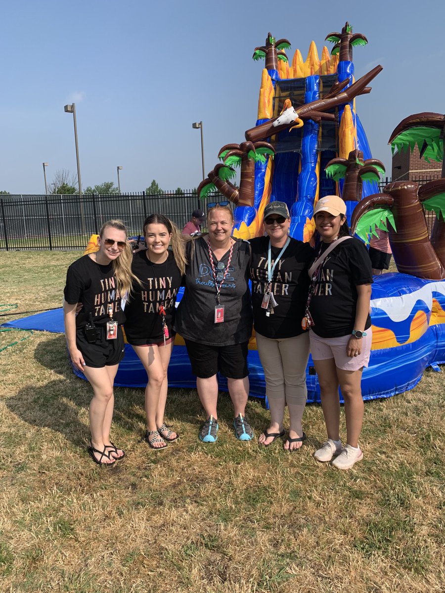 firsthildebrand's tweet photo. The kids and staff enjoyed spending our last Field Day with Ms. Edwards!!! It was a great day had by all! 🎉🎊We will miss you Ms. Edwards! ❤️❤️❤️ ⁦@DCEtrailblazers⁩ https://t.co/fbYReY6k7v