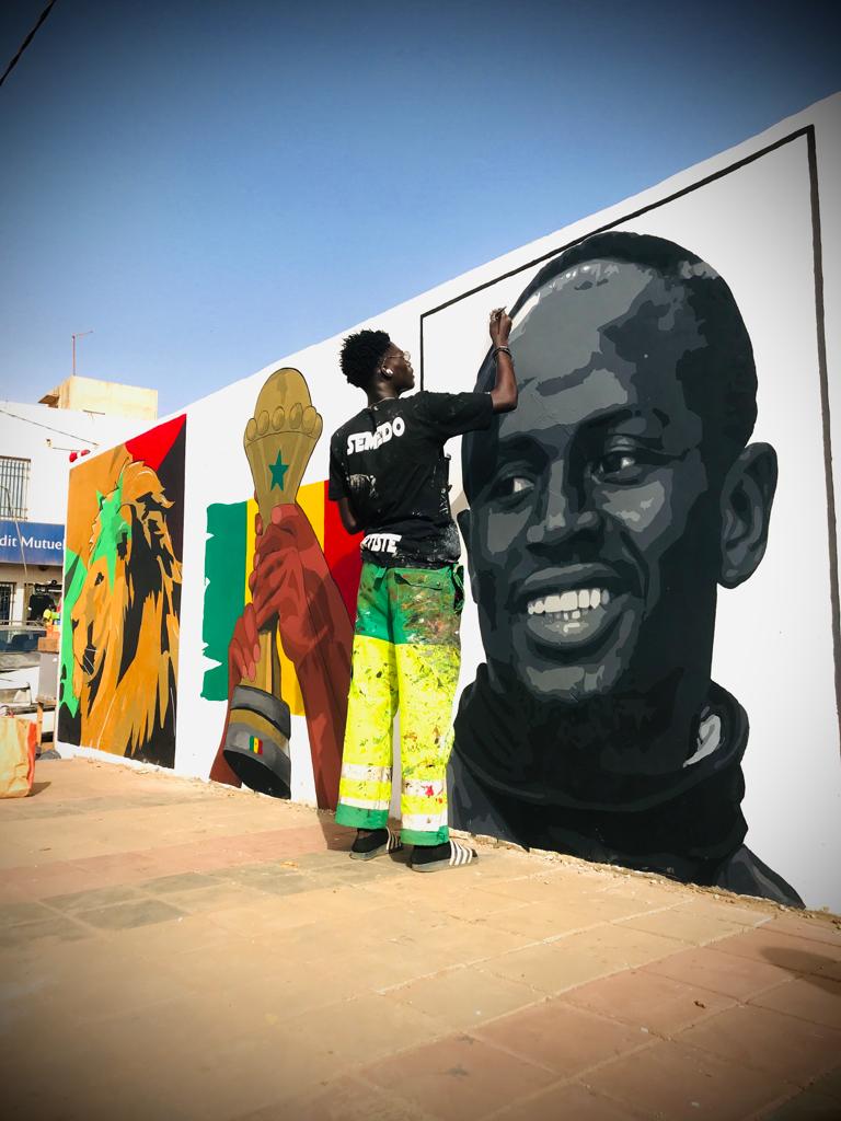 semedoo02's tweet photo. Fresque murale en l'honneur de notre sélection nationale le Sénégal 🇸🇳 Champion d'Afrique et de Sadio Mané notre futur Ballon d'Or 🤩

🎨 By Me

📍Diamniadio

#ArtistOnTwitter #art #artist #PainterOfTheNight #painter #Senegal #kebetu #Dakar https://t.co/YKjmaxBBDL