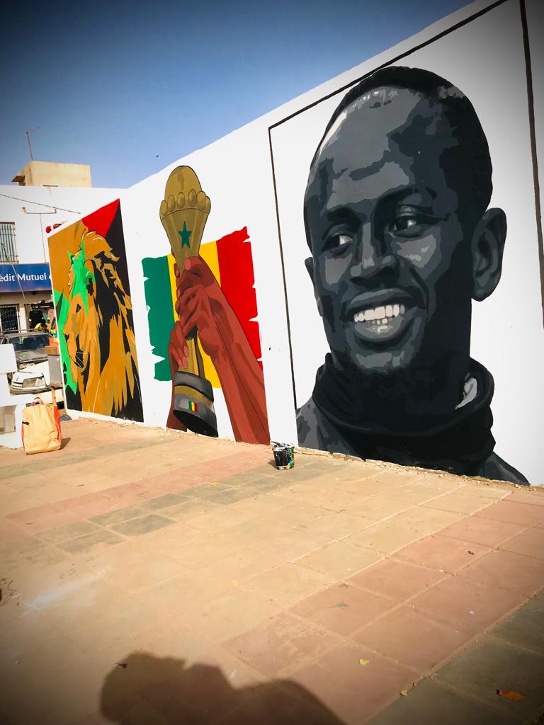 semedoo02's tweet photo. Fresque murale en l'honneur de notre sélection nationale le Sénégal 🇸🇳 Champion d'Afrique et de Sadio Mané notre futur Ballon d'Or 🤩

🎨 By Me

📍Diamniadio

#ArtistOnTwitter #art #artist #PainterOfTheNight #painter #Senegal #kebetu #Dakar https://t.co/YKjmaxBBDL