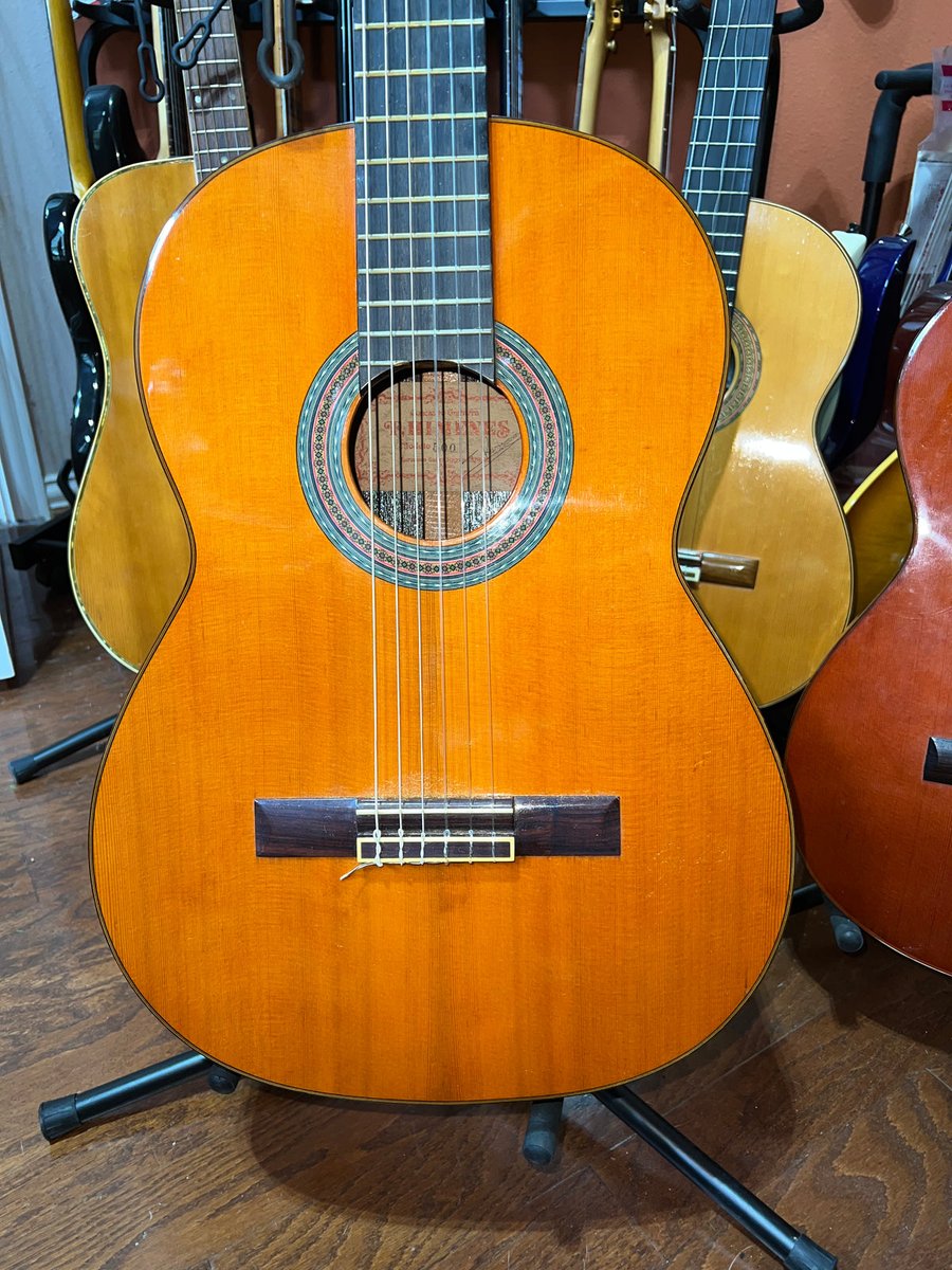 Check this out  🤠 F, Himenes Model 500 - Handmade Classical - Kurosawa Japan - 1970s 🤠
by F Himenes listed at $800.00 OBO.
Buy or view the item now: guitarsean.com/products/f-him…