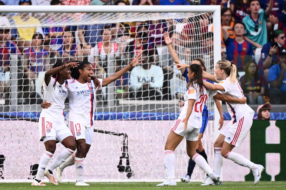 OptaJean's tweet photo. 8 – Lyon a remporté sa 8e Ligue des Champions féminine, au moins le double de toute autre équipe. Sonia Bompastor devient elle la 1re entraîneure à soulever le trophée en tant que joueuse et coach, à chaque fois avec l'OL. Suprématie. #UWCLfinal #FCBOL https://t.co/5vfYqM6DRs