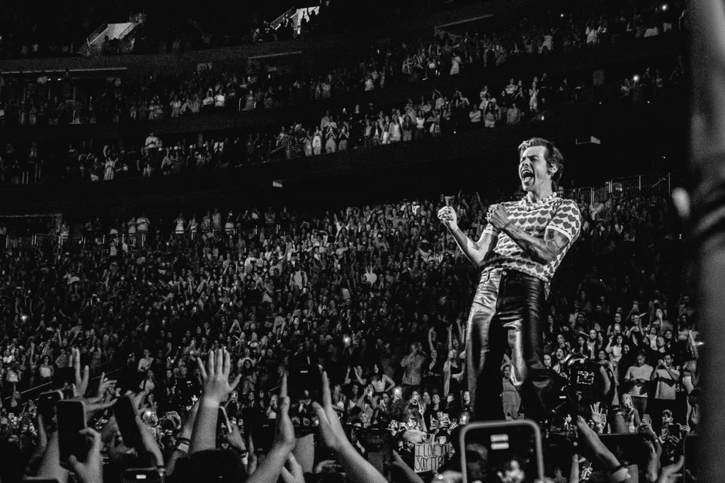 marianagphoto's tweet photo. in this world it’s just us. 

Harry Styles, One Night Only 🖤

#HarryStyles  #HarrysHouse  #OneNightOnlyNY #harrystylesONO #AsItWas https://t.co/2cBjjocLqQ