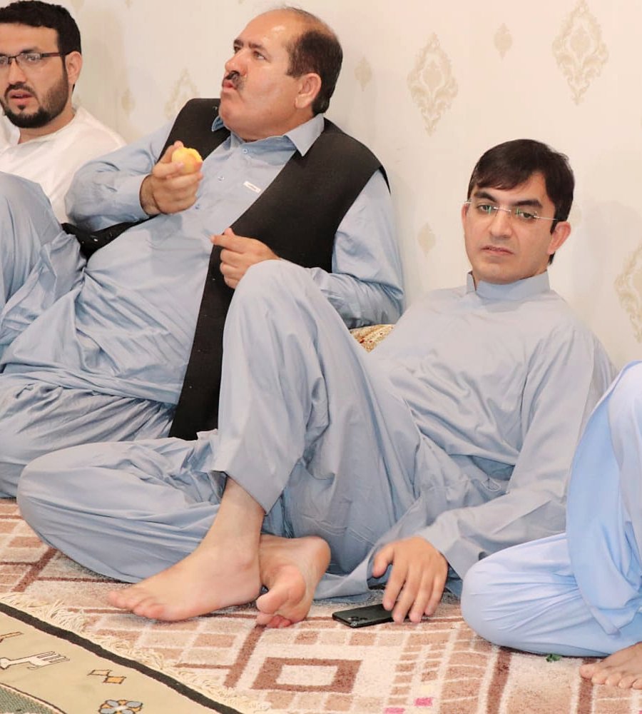 umid_dawar's tweet photo. تار تہ می کہ واچوی نغمہ بہ شم 
تار کہ رانہ تاو کڑی گلدستہ بہ شم

مات بہ دی غرور کڑم مالہ چل رازی 
شونڈی بہ دی خکل کڑمہ پیالہ بہ شم https://t.co/RqTCqtfRUv