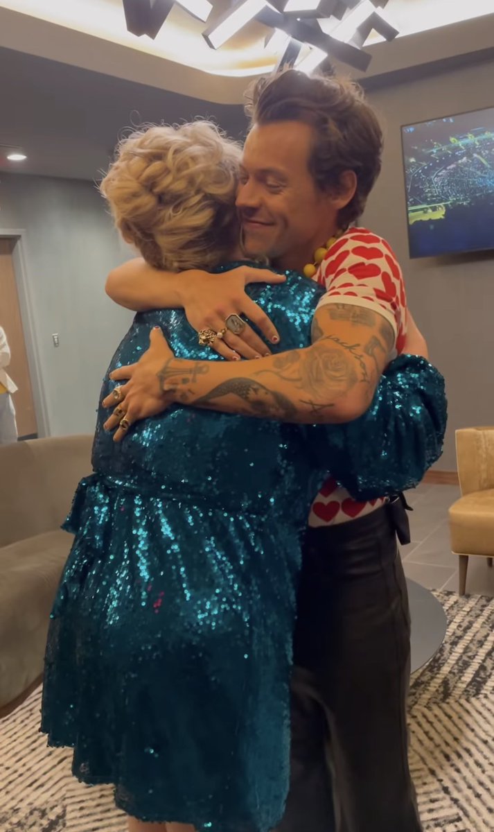 centralhshq's tweet photo. “Não consigo descrever o sentimento. É melhor do que felicidade, é como luz do sol no seu peito, ele é um sol humano” — Brittany Broski sobre Harry via Instagram Stories. 🥺🤍 https://t.co/gJj3NoSbTG