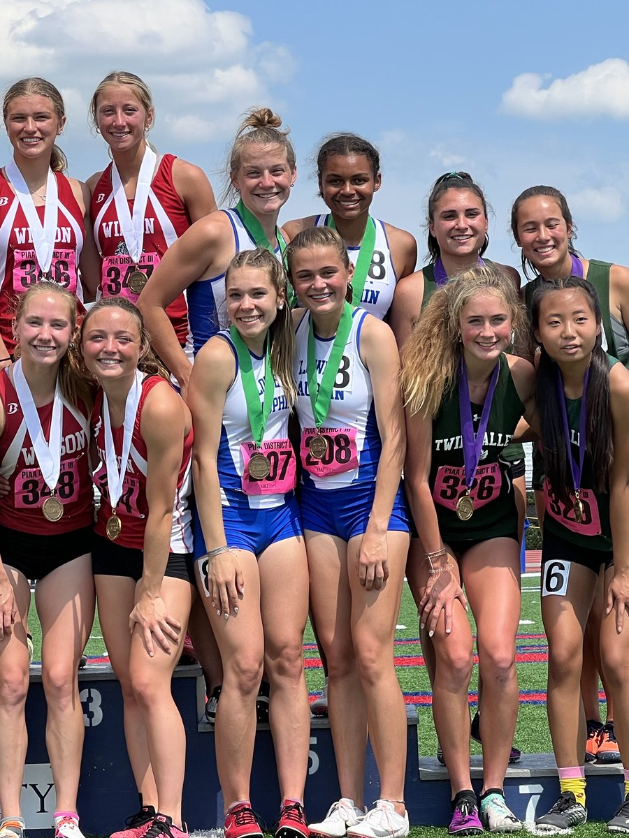 LowerDauphinTF's tweet photo. Your girls 4x400 https://t.co/Arop62fDEU