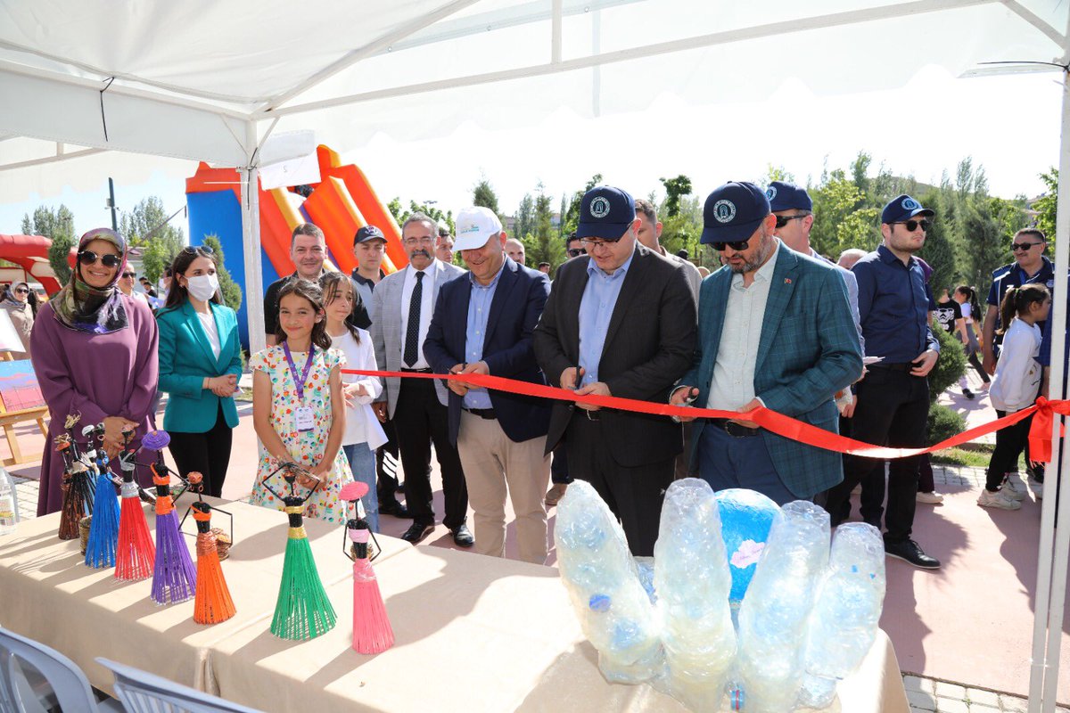 cubukbelediyesi's tweet photo. Gençlerimizin yeteneklerini keşfetmek için 'Tam Gençlik, Tam Festival’imize sizleri de bekliyoruz.
#Çubuk #ankara #ÇubukBelediyesi #tambelediyecilik #tamgençlik #tamfestival #TamFest https://t.co/46XvsAxX1J