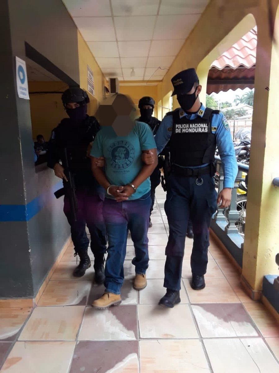 dpi_honduras's tweet photo. Tras un operativo llevado a cabo por la DPI, capturamos a supuesto miembro del Grupo Delictivo Organizado “Los Canecho o Los Saba”, por el asesinato de Maximiliano Melgar  Carcamo. Se le investiga por haber participado en la muerte de tres funcionarios policiales. #Colòn https://t.co/SYMlNWIXkt