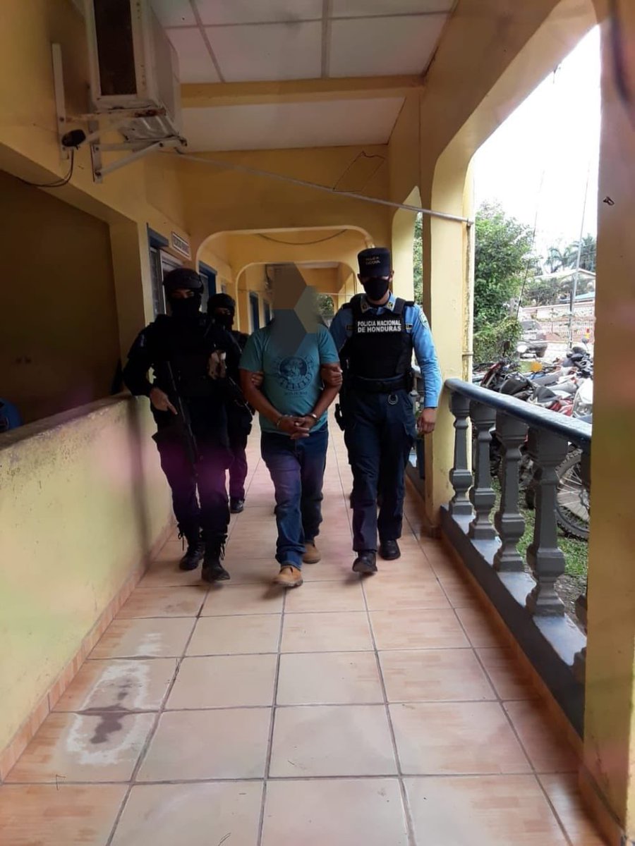 dpi_honduras's tweet photo. Tras un operativo llevado a cabo por la DPI, capturamos a supuesto miembro del Grupo Delictivo Organizado “Los Canecho o Los Saba”, por el asesinato de Maximiliano Melgar  Carcamo. Se le investiga por haber participado en la muerte de tres funcionarios policiales. #Colòn https://t.co/SYMlNWIXkt