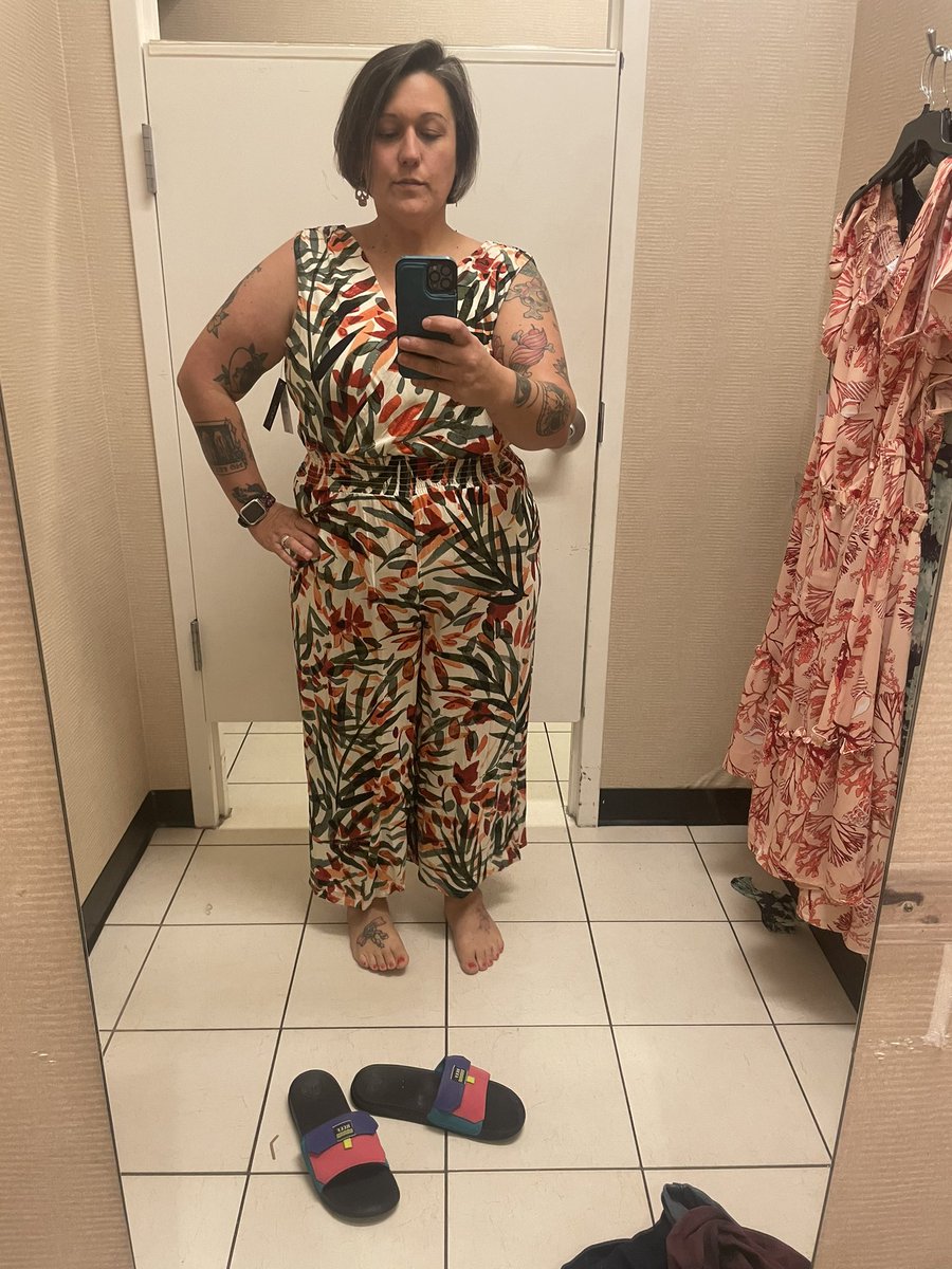 and_skulls's tweet photo. Loving the new outfit I got. And it has pockets. https://t.co/XMosQZgMHn