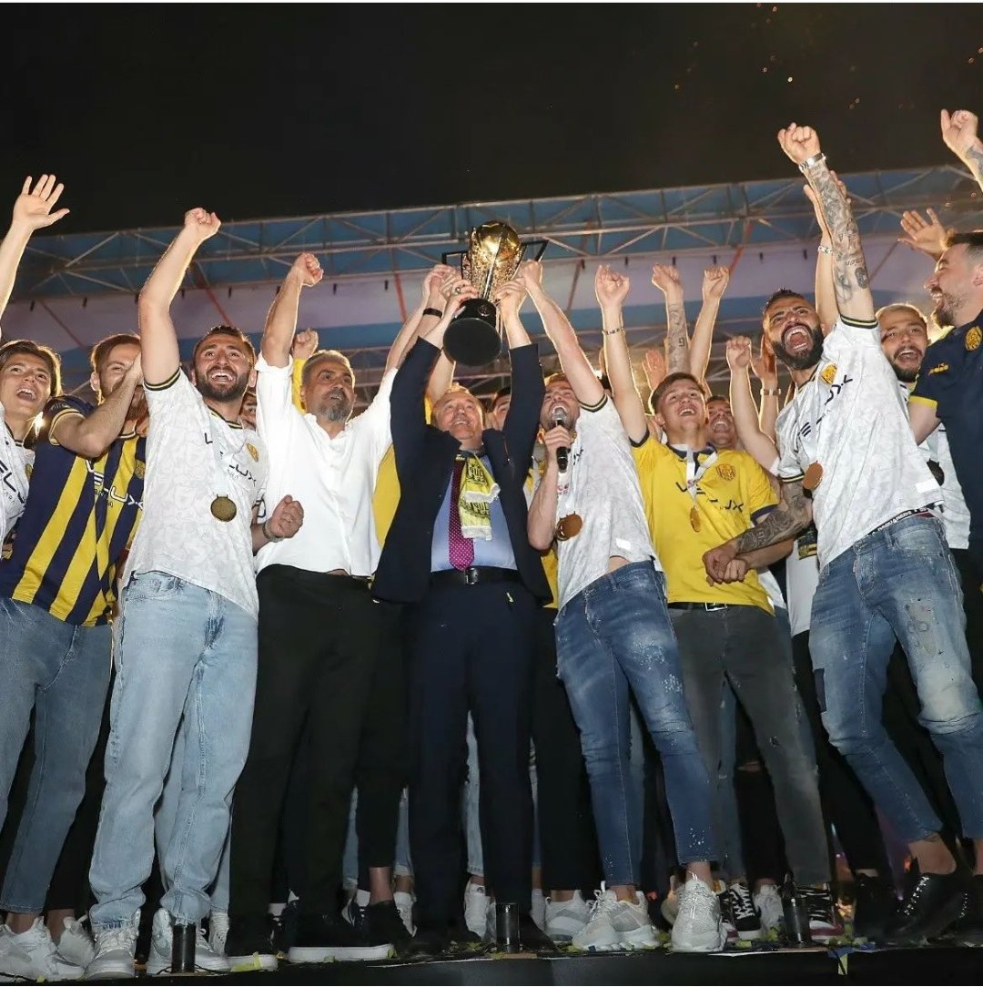 🏆 Veee kupa hak edenin, şampiyonun ellerinde.

👏 Teşekkürler Faruk Koca, teşekkürler yönetim, teşekkürler Mustafa Dalcı, teşekkürler takım. <a href="/Ankaragucu/">MKE Ankaragücü</a>
<a href="/KamilKarip/">Kamil Karip</a> @huseyinayteki

🙏 TEŞEKKÜRLER BÜYÜK #ANKARAGÜCÜ TARAFTARI!

#Ankara #Ankaragücü #şampiyon #19Mayıs #Başkent