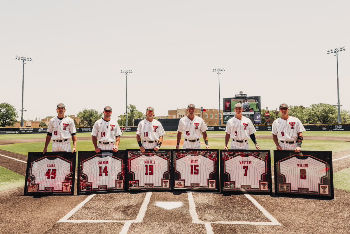 TTU_Baseball's tweet photo. Love this group of seniors ♥️🖤 https://t.co/YFco0A4ACH