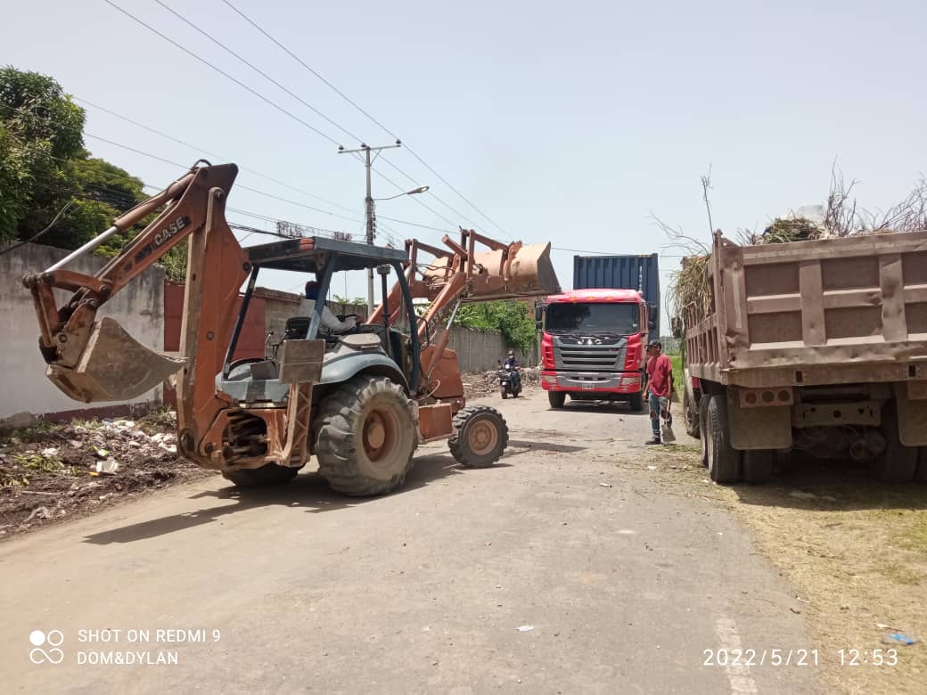 PSUVParroq_SG's tweet photo. #Serpumar y clase obrera trabajando la comunidad Nicolás Farinachi poda y desmalezamiento, c/ oeste 1 La Morita I mcpio Santiago Mariño, de la mano del poder popular organizado Gracias al pdte @NicolasMaduro gob. @Soykarinacarpio alcaldesa @johanitakenpo
#1x10DelBuenGobierno https://t.co/xjXKg91CEE