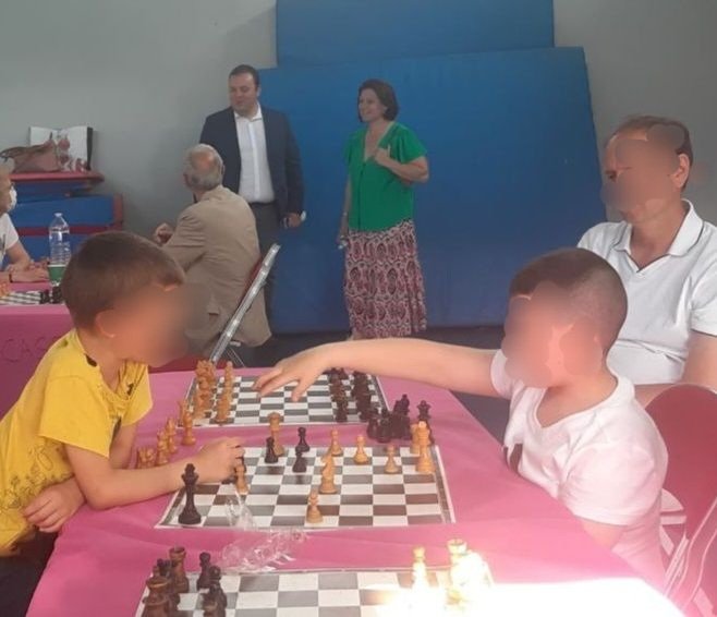 RE_Thiais's tweet photo. À la fête du jeu de Thiais notre candidate @RoxaMaracineanu #circo9407
Mémo ➡️ Mars 2022 de nouvelles conventions du Ministère des Sports mettent à l’honneur le sport de l’esprit qu’est la pratique du jeu d’échecs et lance la #ClassEchecs
#RoxanaAvecVous https://t.co/R2J5G1dAVt