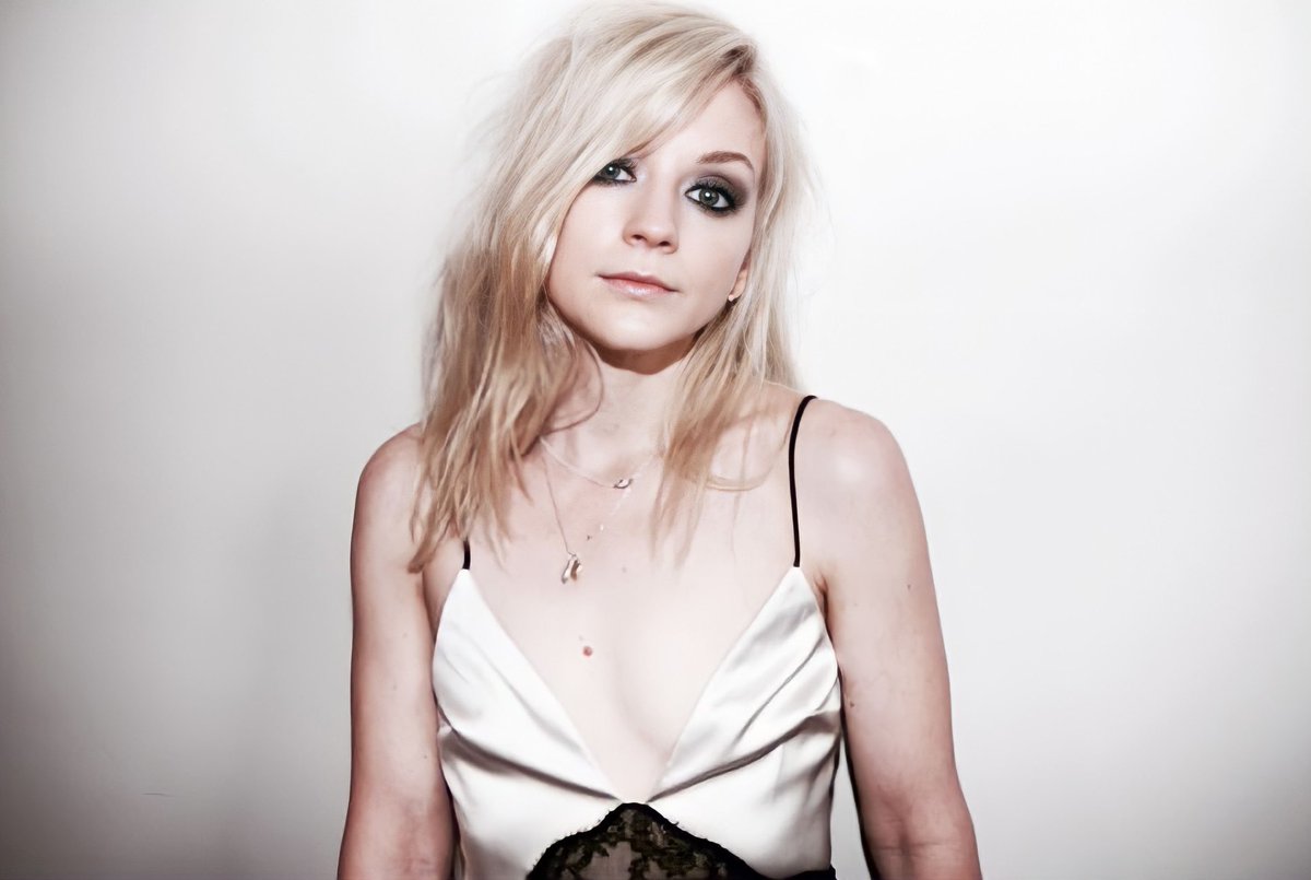 EmKSources's tweet photo. Emily Kinney Photographed by Tina Turnbow for Tina’s 4everblu site in 2017. https://t.co/B2yHIbhA3Y