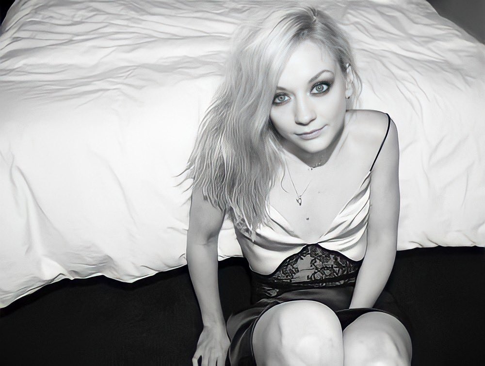 EmKSources's tweet photo. Emily Kinney Photographed by Tina Turnbow for Tina’s 4everblu site in 2017. https://t.co/9XI7ml4Upf