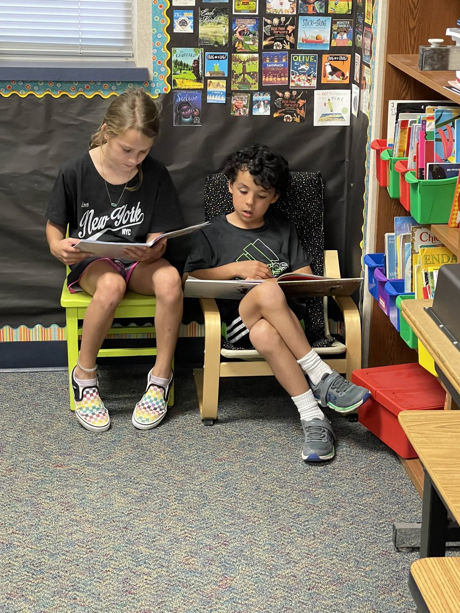 WardenRobinE's tweet photo. We went to first grade to share the books we wrote!  We wrote our own words to wordless picture books!  Awesome experience!  Thank you @lisaporito for having us! #minshewcolts #myMISD https://t.co/RMaLzU44RQ