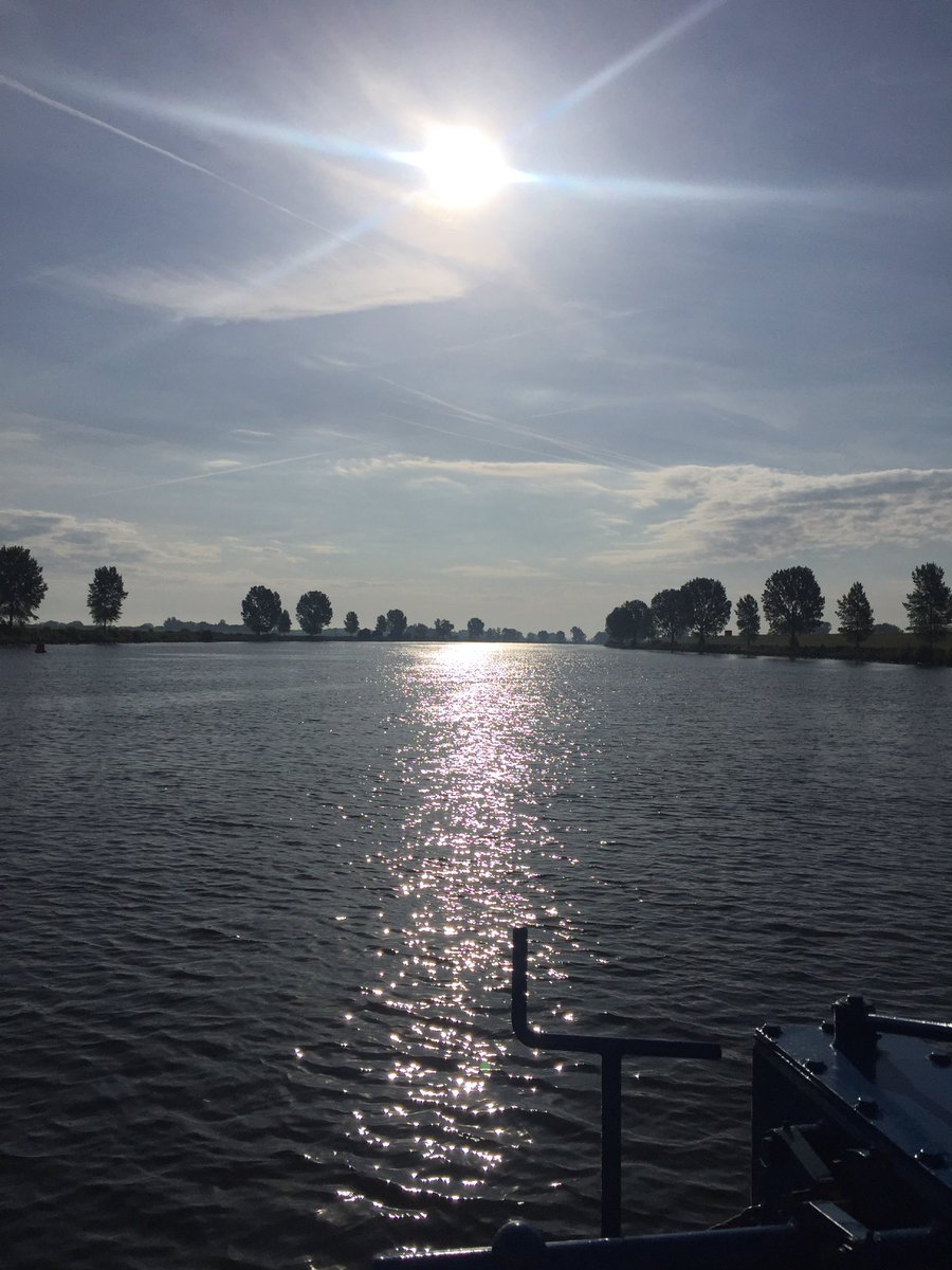 jeroenbreen's tweet photo. Mocht gisteren weer eens een keer de provincie uit en daar zijn verschillende manieren voor maar het pontje #VanHerptNaarBern heeft dan toch mijn voorkeur! #genieten https://t.co/wgqi7JPrju