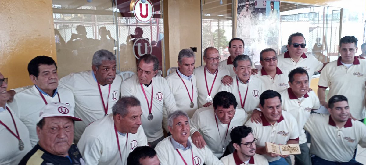 GuardiaCrema's tweet photo. Gracias @Universitario y @jferrari5 por abrirnos la puerta del mítico Lolo Fernández y homenajear de manera conjunta a nuestros cracks de la @Libertadores 1972.

@GuardiaCrema se siente orgullosa por el deber cumplido de preservar nuestro gran legado crema. https://t.co/bn4WEXGVdS