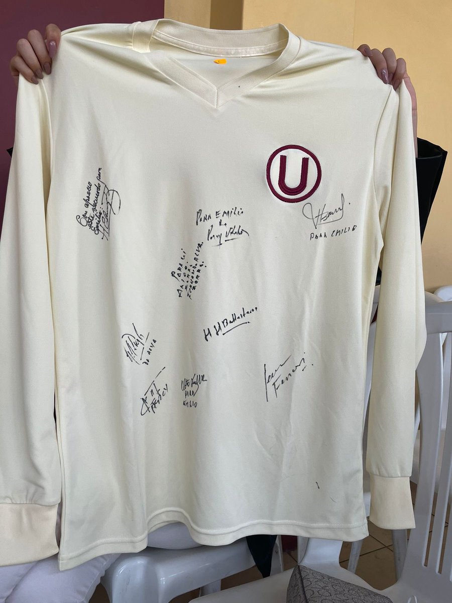 GuardiaCrema's tweet photo. Gracias @Universitario y @jferrari5 por abrirnos la puerta del mítico Lolo Fernández y homenajear de manera conjunta a nuestros cracks de la @Libertadores 1972.

@GuardiaCrema se siente orgullosa por el deber cumplido de preservar nuestro gran legado crema. https://t.co/bn4WEXGVdS