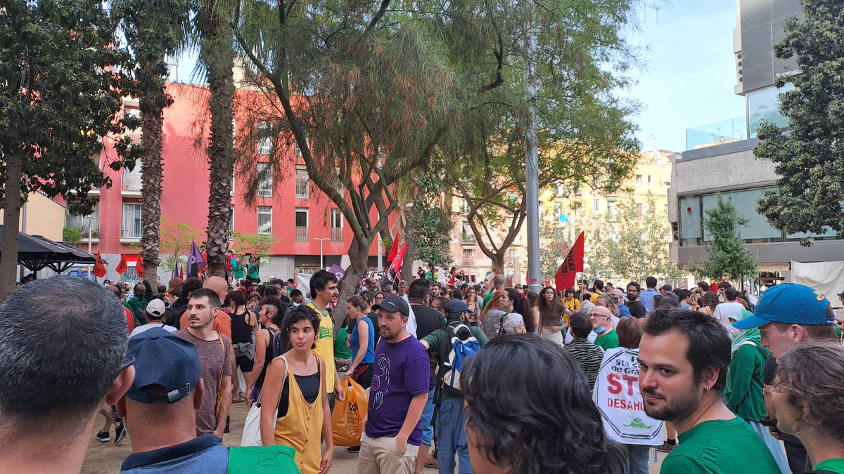 ✊Hem tornat a omplir els carrers conjuntament amb tot el moviment per l’habitatge, que és més fort i està més unit que mai, per demostrar que les nostres llars NO SON UN BÉ AMB EL QUE S’ENRIQUEIXEN UNS POCS i que no deixarem que juguin amb les nostres vides ✊

#AixíNoPodemViure