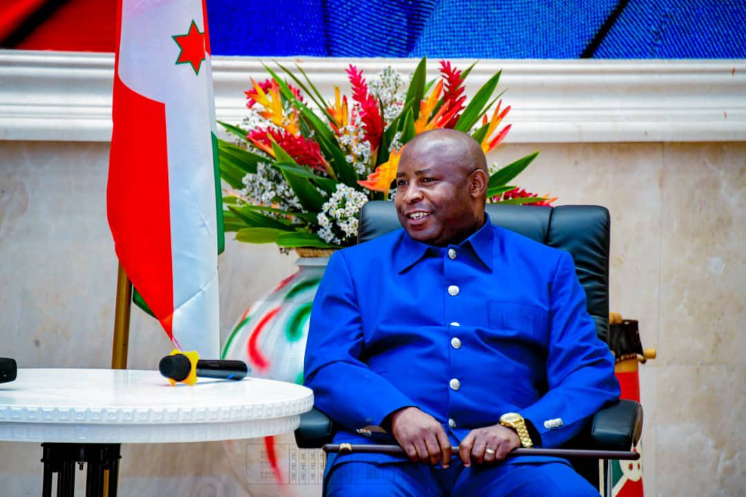 NtareHouse's tweet photo. Il a enfin souligné que cette visite officielle leur donnera l’opportunité d’échanger profondément sur le projet de chemin de fer Uvinza-Musongati-Gitega-Bujumbura-Uvira-Kindu qui est en cours d’exécution, liant la #Tanzanie, le #Burundi et la #RDCongo. https://t.co/LlYtpHkXbN