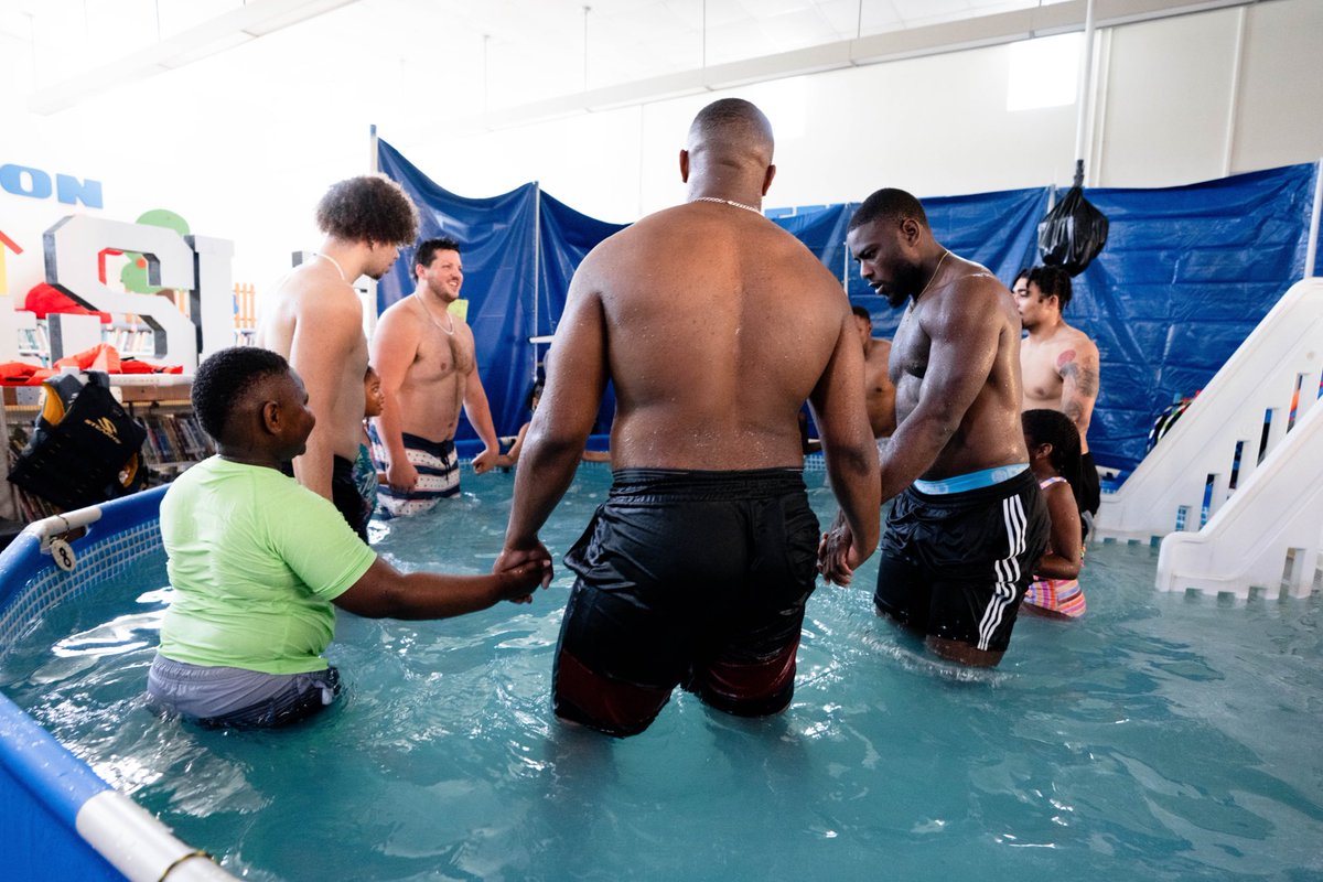 It was great getting to spend time with the kids at Scoot Lake Elementary and help around their campus!! Week in Miami well spent 🤟🏽 <a href="/OU_Football/">Oklahoma Football</a> #SOULmission #spreadingjoy #SoonerService