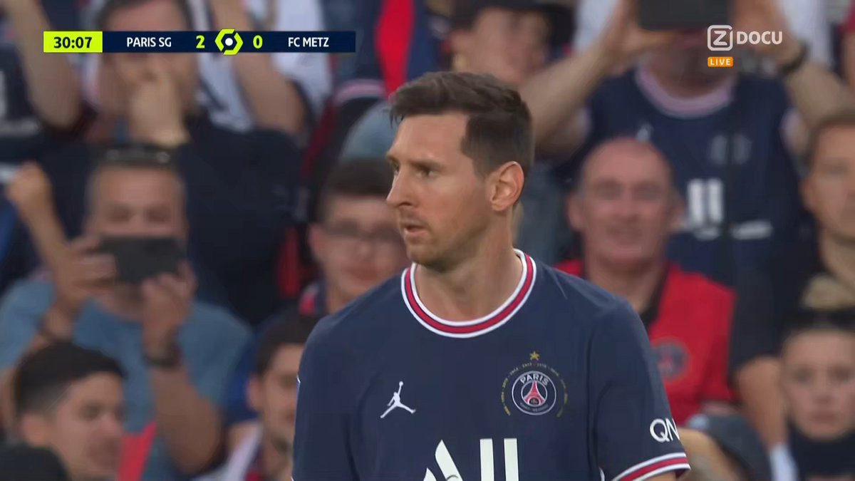 NoodleHairCR7's tweet photo. 📸 Messi seems pissed hearing the crowd chant Mbappe's name 😭 https://t.co/fR422sDMMA
