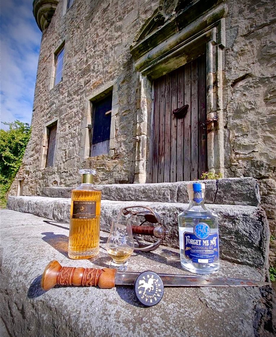 Happy #WorldWhiskyDay with some #SassenachSpirits (& a side of #FMNGin?) 
Everyday is whisky day with Highlander Tours! We always have a dram ready for our clients! Sláinte Mhath! 🥃🏴󠁧󠁢󠁳󠁣󠁴󠁿🥃✨🦄🍸 #Outlander