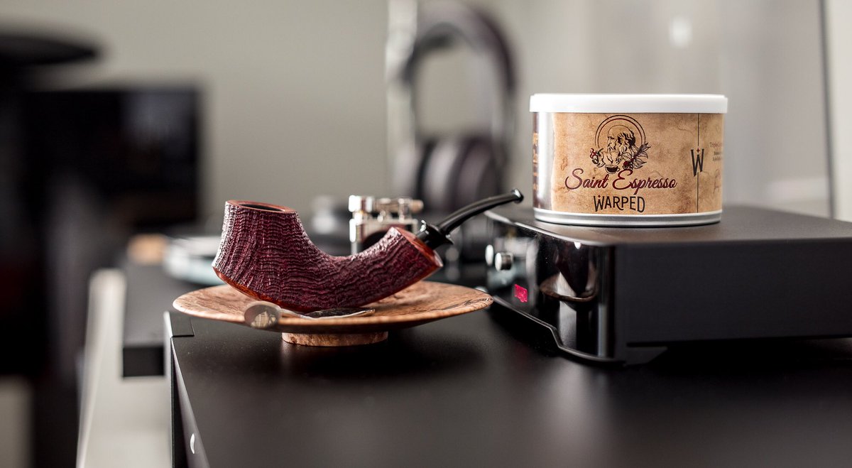 1307Alvaro's tweet photo. Aromatics at its best.
•
Saint Espresso Warped by #cornellanddiel #jeremyreeves
at @Smoking_Pipes
+ Partially Sandblasted Surfing Volcano by @jalanpipes + Plate by #stinkerpipecigar
M 240 | Summilux 50mm f/1.4 Asph | ND
#alvarolucenaphotography
#pipecolector #summer https://t.co/htbiQ58rqM
