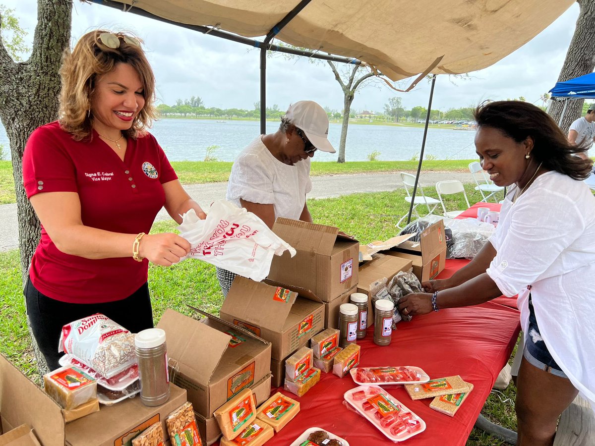 digcab's tweet photo. Mocamia hosted a wonderful event today. It was a pleasure to join them and celebrate our dominican roots. Its all about bringing our community together and raising money to support communities in need in Dominican Republic. https://t.co/O0mw61Jfvt