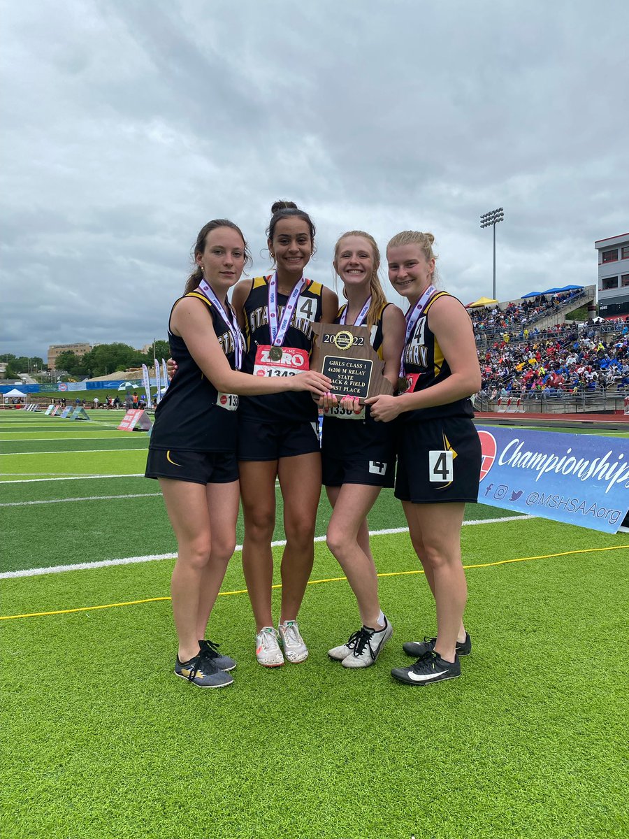 StanberryR2's tweet photo. State Champs in the 4x200! https://t.co/HlVsRWJXp1