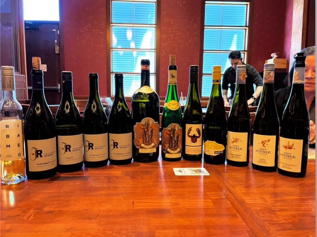 CircoVino's tweet photo. We had a wonderful wine tasting in Las Vegas! 🍷
We tasted several #AustrianWines from @Triebaumer, @jr_wine, #Knoll, #MALAT and @goettweig 🇦🇹 ❤️ 

Thanks to #NovelWines and @LotusOfSiam 

#withthewinecircus #austrianwine #winetasting #winebusiness #austrianwinemaker https://t.co/OEO0FogKrd