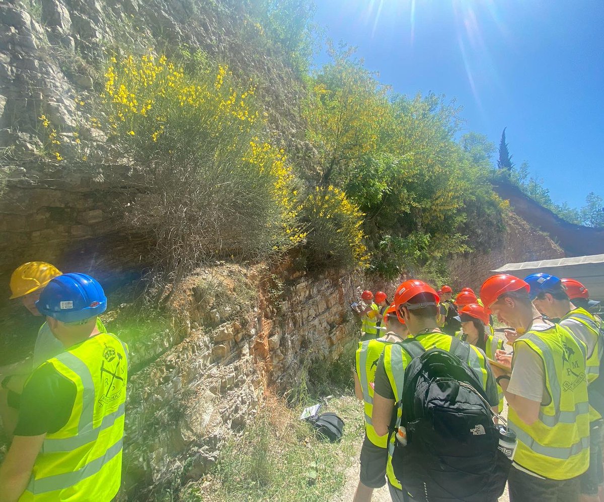 Properjobgeol's tweet photo. BACK IN BUSINESS ⚒️💛🖤

Great start to the Apennines trip with @ESEImperial! It’s been 3 long years without fieldwork with mates 😢 https://t.co/gOje7CHLCF