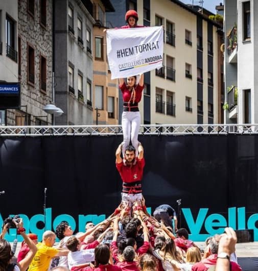 Krafla1984's tweet photo. En aquests dos anys de pandemia, els Castellers d'Andorra:
- Han perdut el 60% de la massa social.
- La mainada s'ha fet gran.
- No tenim local social.
- I encara queda molta feina perque el fet casteller arreli al pais...

Pero hi ha una cosa que està clara :

#HEMTORNAT https://t.co/Pk5X0UbtRA