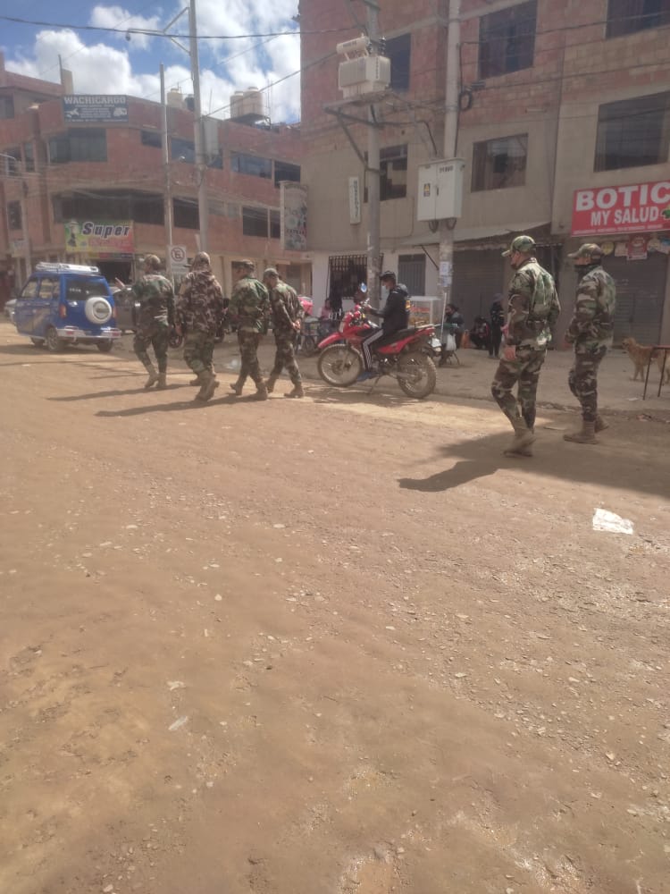 🔴 #LasBambas: despliegan carros blindados y policías en Challuahuacho.

Se ha desplegado un contigente de 600 personas, entre militares y policías.En tanto, el primer Aníbal Torres mencionó que solo levantará el estado de emergencia si las comunidades suspenden sus protestas.