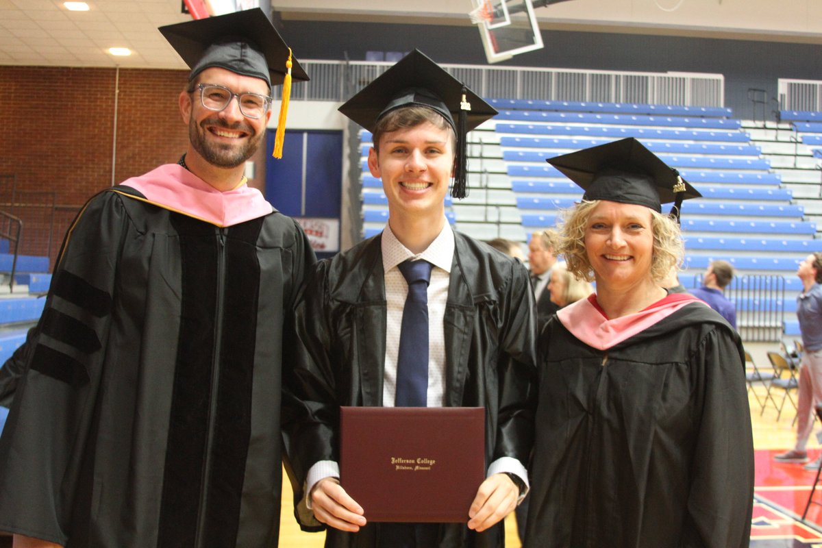 GoJeffco's tweet photo. Today's #Commencement Ceremonies were described perfectly by a graduate's decorated cap, "A sweet ending to a new #beginning."
Please note all photos from our 3 ceremonies will be posted early next week. Enjoy your weekend, #Classof2022! #JeffcoGrad https://t.co/otfA0J9Rp3