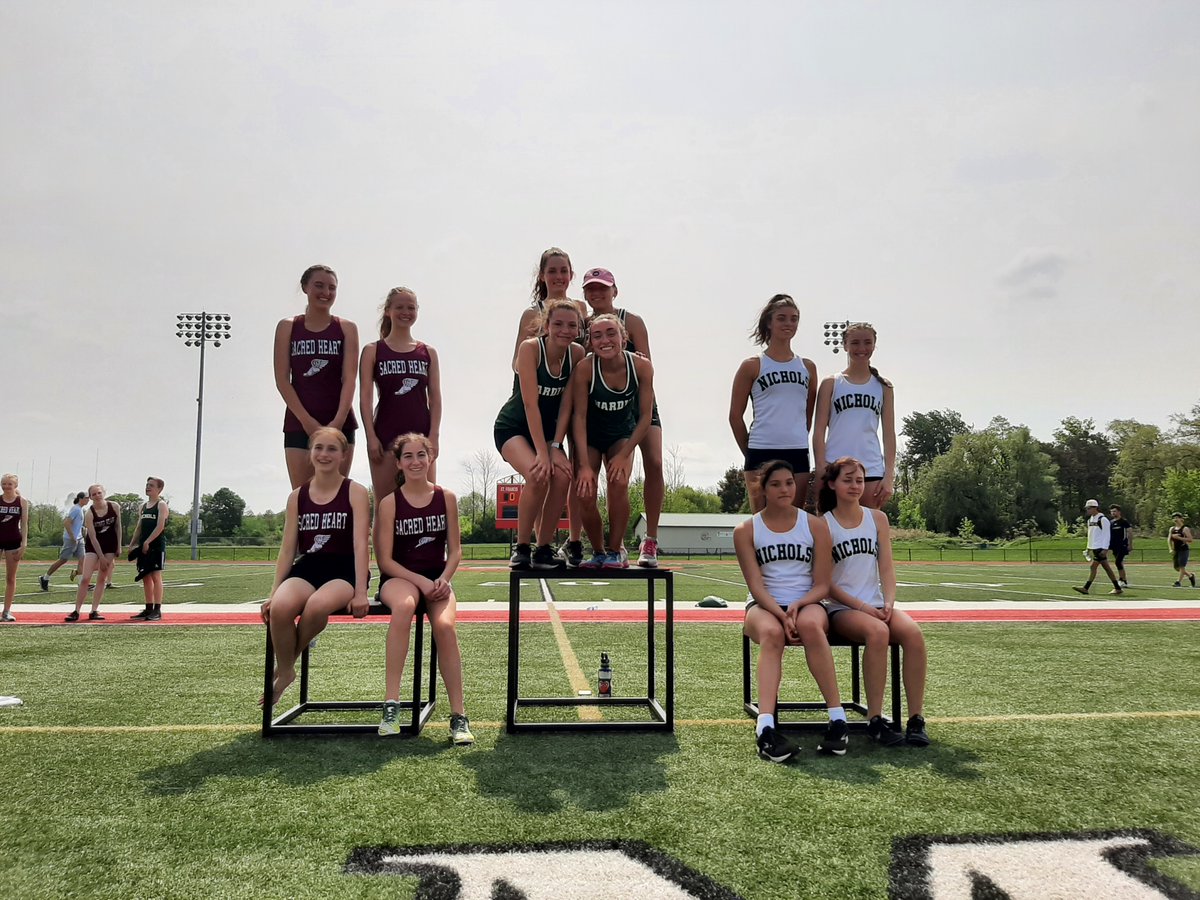 nardinxc's tweet photo. Day 1 1st place finishes:
4x800 relay - Chloe Smith, Taylor Seitz, Pink Mangan, MK Hartigan
Discus - Clare Rados
Triple Jump - Presleigh Brunner
3000m - Emma Sgroi https://t.co/2VXOfTu1mz