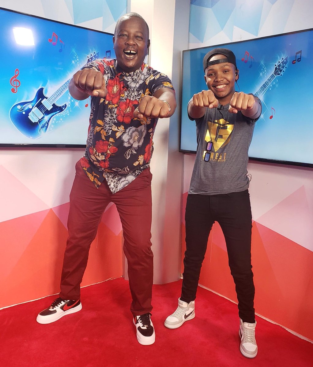 GichichioTv's tweet photo. #Kigwaaa
Turakuhihira murio haha.......na #firstOfficer @jeffnjoroge1 na @Djriquewayne
#MUGITHIBAMBAM https://t.co/SFY9yoHb4d